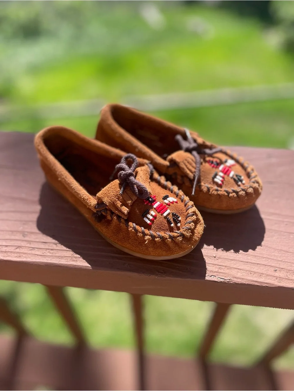 Minnetonka Kids size 10 Chestnut Brown Beaded Suede Leather Thunderbird Moccasin